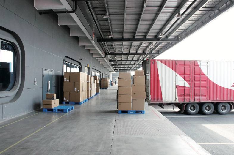 探秘海康威視桐廬基地 機(jī)器人智能倉(cāng)儲(chǔ)系統(tǒng)如何助力工業(yè)智造升級(jí)